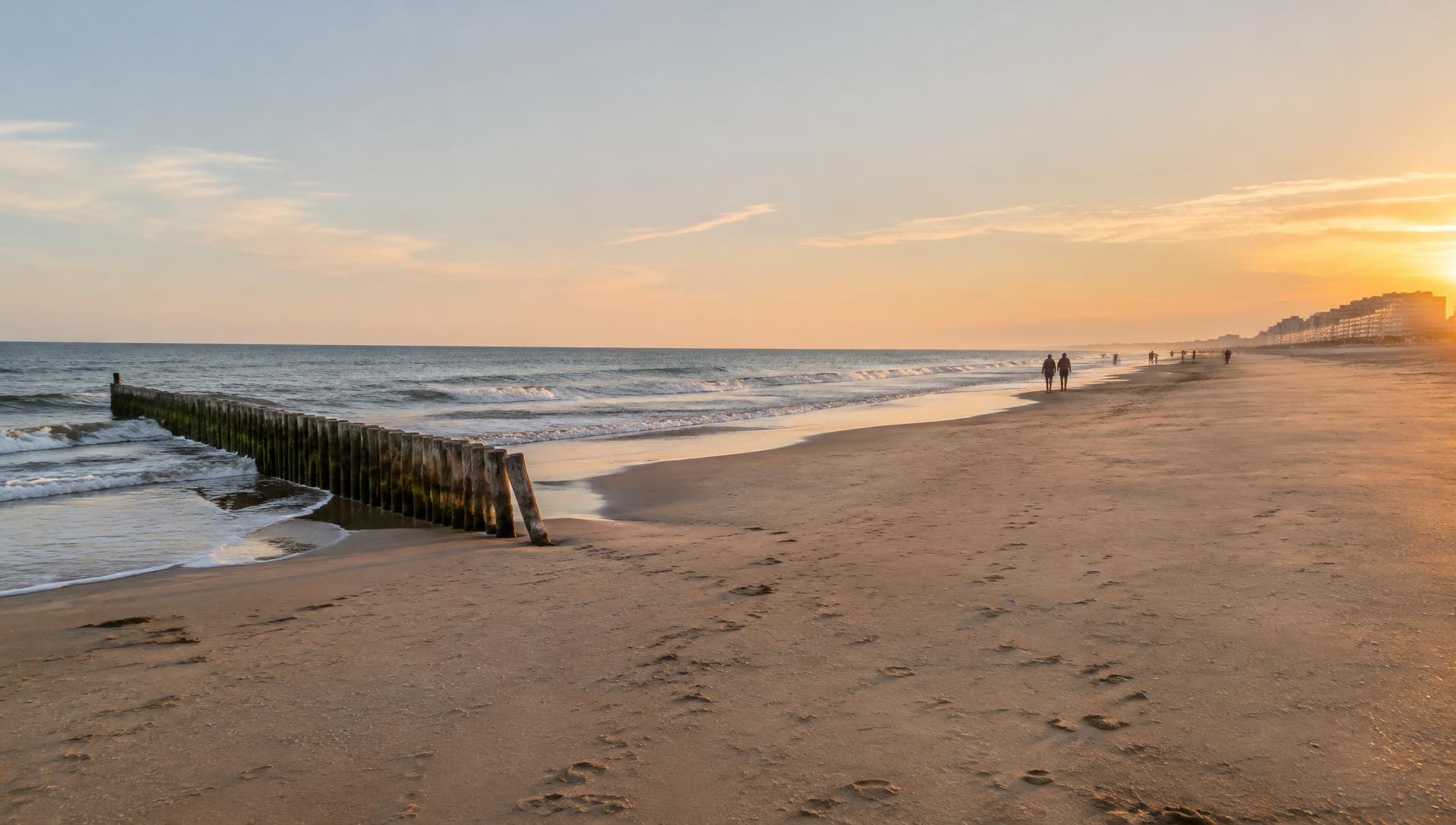 Strand aan de Belgische kust bij zonsondergang
